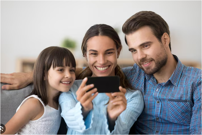 Família feliz usando tecnologia